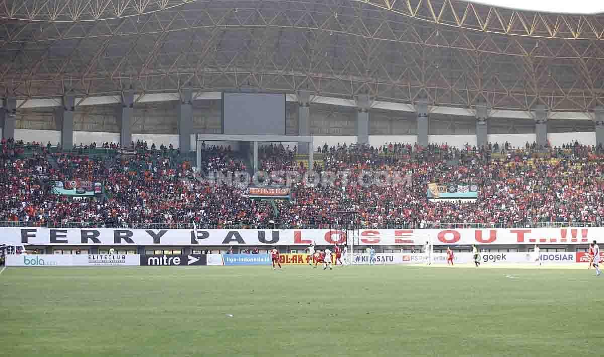 Jakmania membentankan baner yang ditujukan kepada Ferry Paulus dalam laga Persija Jakarta vs Perseru Badak Lampung.