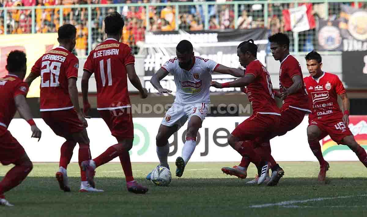 Torres, pemain Badak Lampung berusaha melewati enam pemain Persija Jakarta sekaligus di Stadion Patriot, Bekasi.