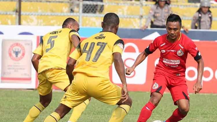 Situasi pertandingan Semen Padang vs Barito Putera.