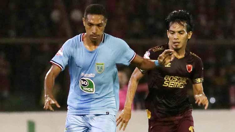 Rasyid Bakri duel bersama Delvin Rumbino.