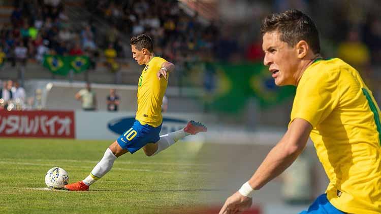 Mateus Vital tengah mengeksekusi bola kotak penalti