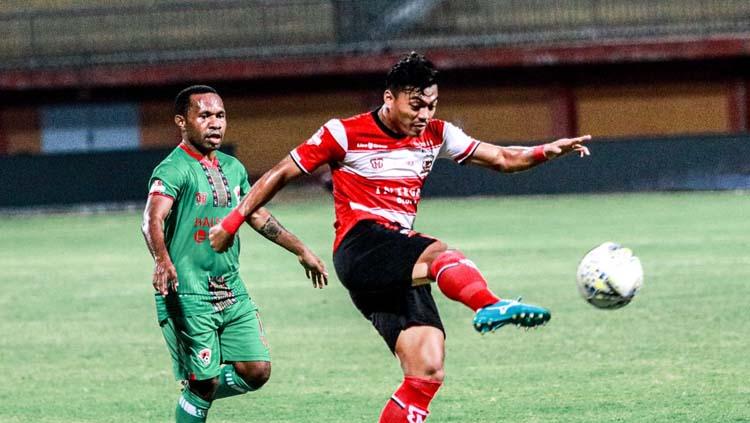 Feri Pahabol (kiri) membayangi Alfath Fathier (kanan) pada laga Madura United vs Kalteng Putra di Liga 1 2019, Minggu (01/09/19). Copyright: Twitter/@MaduraUnitedFC
