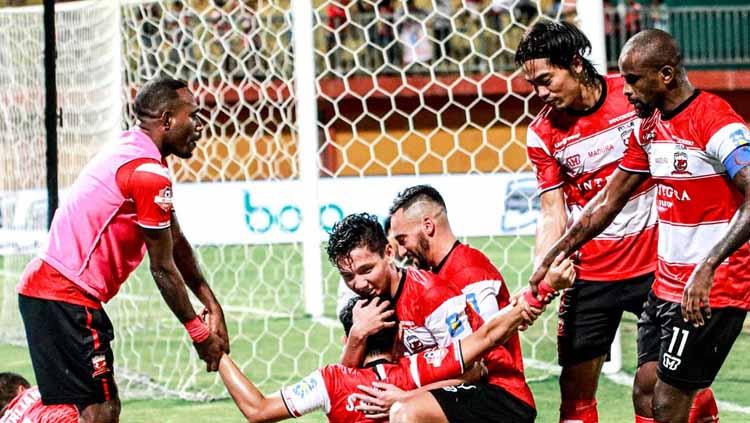 Slamet Nurcahyono merayakan gol dengan rekan-rekannya pada laga Madura United vs Kalteng Putra di Liga 1 2019, Minggu (01/09/19). Copyright: Twitter/@MaduraUnitedFC