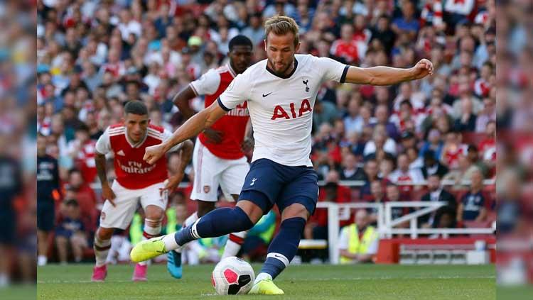 Harry Kane melepaskan tendangan penalti pada laga Arsenal vs Tottenham Hotspur di Liga Inggris 2019/20, Minggu (01/09/19). Copyright: Twitter/@OptaJoe