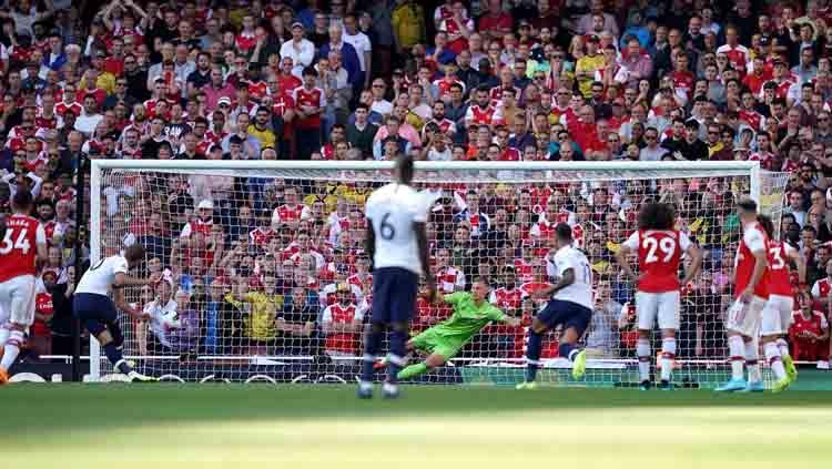 Harry Kane melepaskan tendangan penalti pada laga Arsenal vs Tottenham Hotspur di Liga Inggris 2019/20, Minggu (01/09/19). Copyright: Twitter/@Squawka