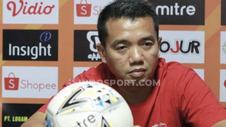 Pelatih sementara Madura United, Rasiman (MO Madura United).