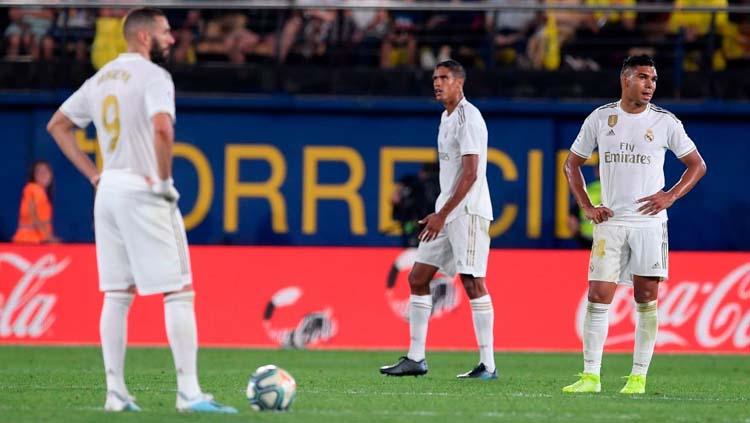Karim Benzema, Raphael Varene, dan Casemiro tampak lesu pada laga Villarreal vs Real Madrid di LaLiga Spanyol 2019/20, Senin (02/09/19). Copyright: Twitter/@BBCMOTD