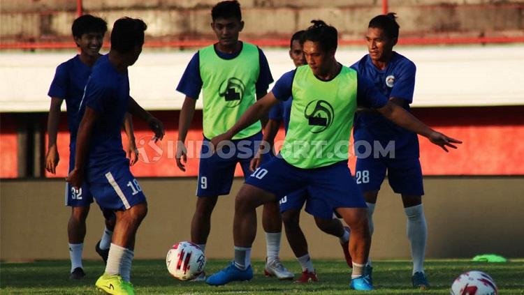 Sulut United saat berlatih di Stadion Kapten I Wayan Dipta, Gianyar. Foto : Nofik Lukman Hakim - INDOSPORT