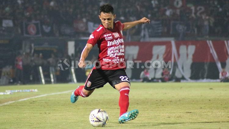 Bek klub Liga 1 Bali United, Dias Angga Putra saat tampil dalam pertandingan melawan Borneo FC. - INDOSPORT