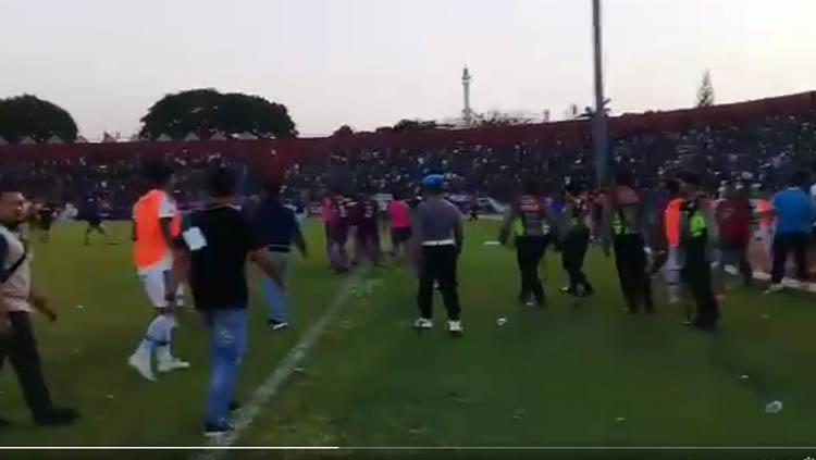 Rusuh di Laga Persik Kediri vs PSIM Yogyakarta.