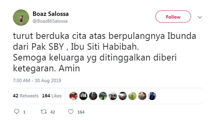 Kicauan kapten Persipura Boaz Solossa atas wafatnya ibunda mantan Presiden Republik Indonesia ke-6 Susilo Bambang Yudhoyono (SBY). Copyright: Twitter/@Boaz86Salossa