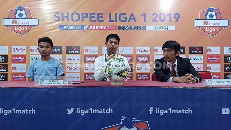 Pelatih Persela Lamongan, Nilmaizar (tengah), melampiaskan kekesalannya terhadap kepemimpinan wasit Thoriq Alkatiri pada konferensi pers pasca melawan Persela Lamongan.