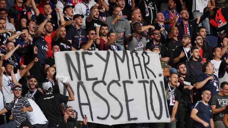 Ultras PSG dengan membentangkan spanduk untuk menyuruh Neymar pergi. Copyright: FRANCK FIFE/Getty Images