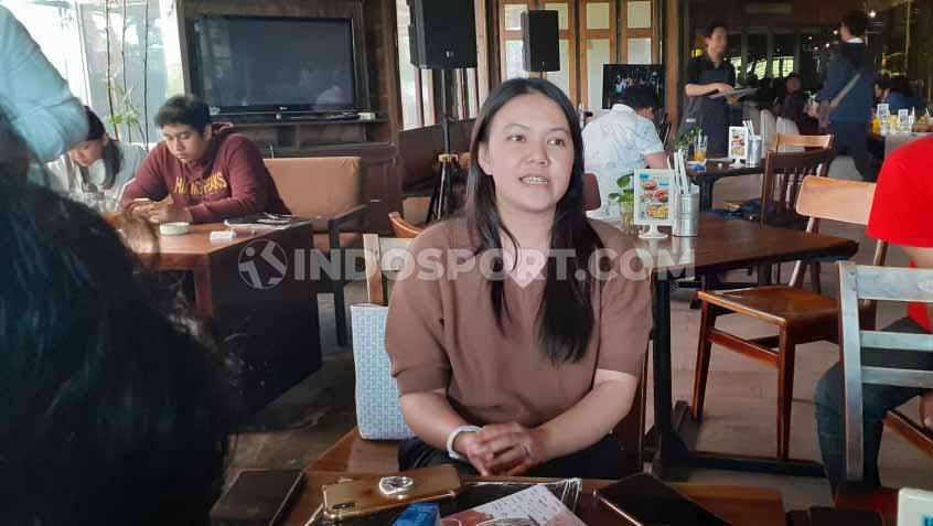Mantan CEO PSS Sleman, Viola Kurniawati menggelar jumpa pers berkait keputusan mundur di Dixie Cafe, Yogyakarta, Selasa (03/09/19). - INDOSPORT