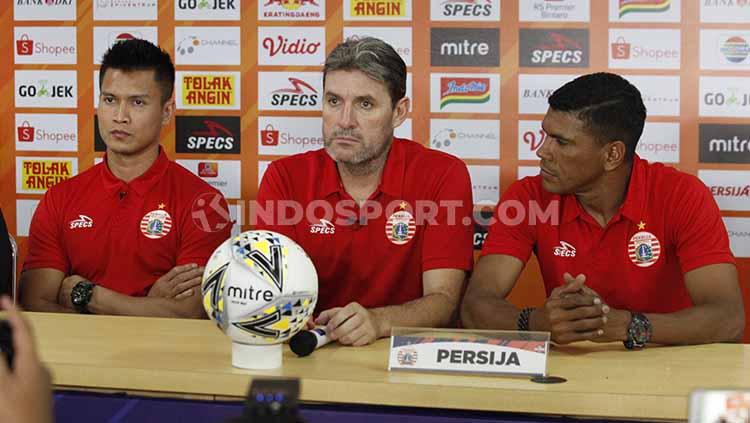 Musim-musim terburuk Persija, pernah nyaris terdegradasi di awal era profesional, Pelatih Persija Jakarta, Julio Banuelos (kanan).
