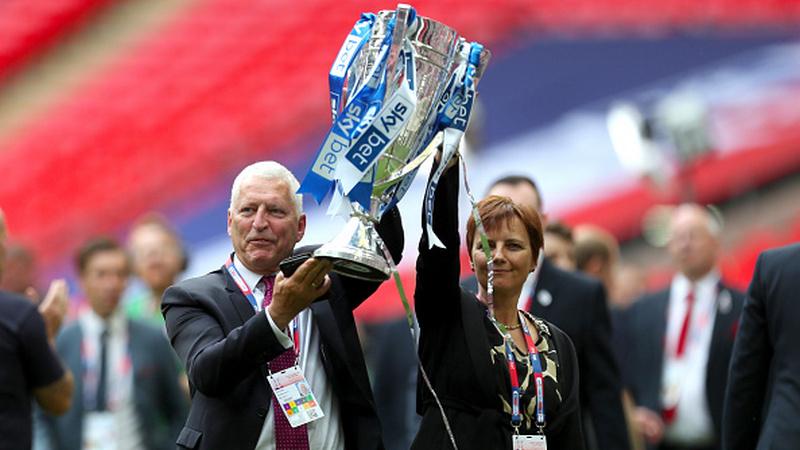 Salah satu pemilik Tranmere Rovers sebelumnya, Mark Palios (kiri) berselebrasi pasca klubnya memenangkan gelar juara Sky Bet League Two musim 2018-19