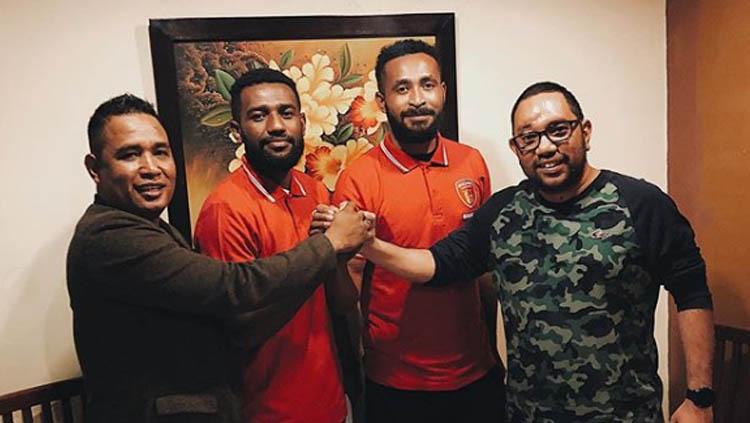 CEO Badak Lampung FC Marco Gracia Paolo (kanan) saat memperkenalkan dua rekrutan baru, yakni Kelvin Wopi (tengah) dan Arthur Bonai (tengah) pada paruh musim Liga 1 2019. Copyright: Instagram/@badaklampungfc