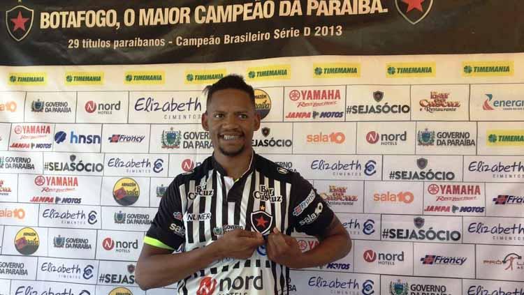 Striker asal Brasil Vanderlei Francisco yang menjalani trial bersama Semen Padang jelang putaran kedua Liga 1 2019. Copyright: pbesportes.net/Joao da PAZ