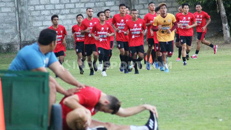Penggawa Bali United saat melahab program fisik di Lapangan Trisakti Legian, Kuta, Badung, Rabu (04/09/2019).