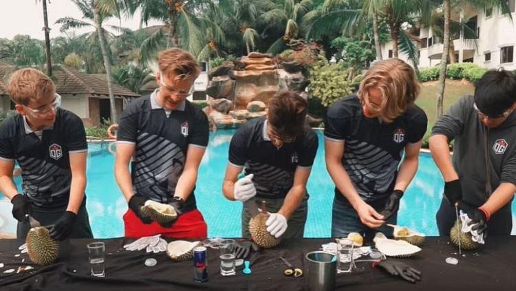 Tim OG Esports ketika melakukan Durian Challenge.