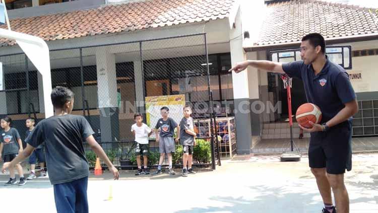 Potret Christian Ronaldo Sitepu saat jadi pelatih di Rangers Basketball Academy. Copyright: Shintya Anya Maharani/INDOSPORT