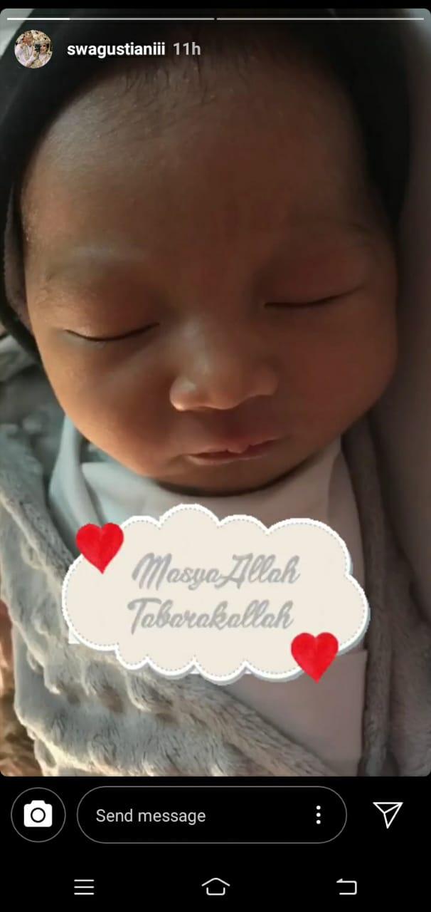 Lifter andalan Indonesia, Sri Wahyuni, mengumumkan baru saja melahirkan anak pertamanya. Copyright: Instagram/Swagustianii