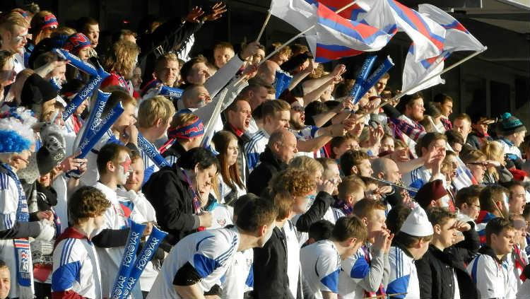 Pendukung Timnas Kepualaun Faroe saat menyaksikan pertandingan Timnas Kepulauan Faroe vs Yunani. - INDOSPORT