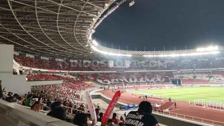 Mozaik yang membentuk tulisan di Stadion Gelora Bung Karno pada laga Indonesia vs Malaysia, Kamis (05/09/19). Foto: Herry Ibrahim/INDOSPORT.