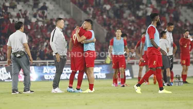 Para pemain Timnas Indonesia tertunduk lesu usai kalah dari Malaysia, Kamis (05/09/2019). - INDOSPORT