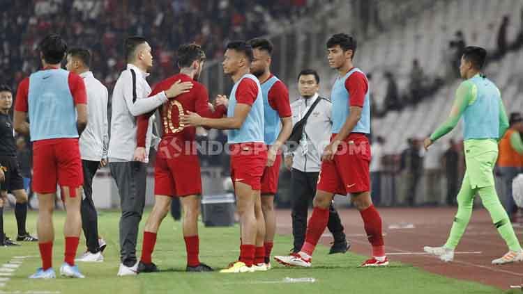 Para pemain Timnas Indonesia tertunduk lesu usai kalah dari Malaysia, Kamis (05/09/2019). Copyright: Herry Ibrahim/INDOSPORT