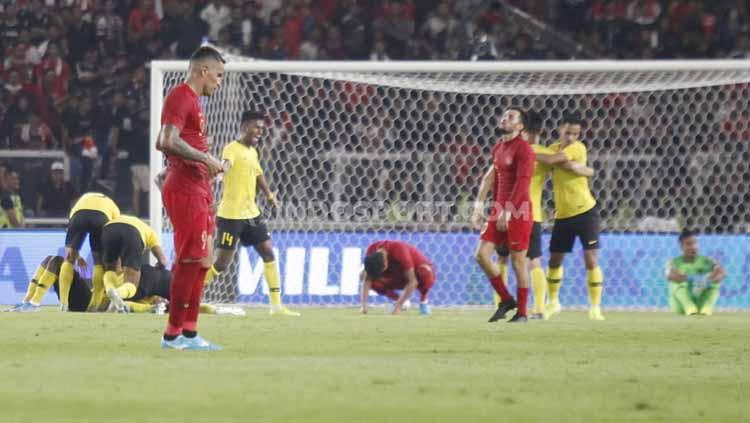 Para pemain Timnas Indonesia tertunduk lesu usai kalah dari Malaysia, Kamis (05/09/2019). Copyright: Herry Ibrahim/INDOSPORT