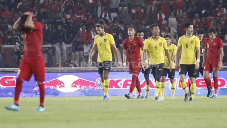 Para pemain Timnas Indonesia tertunduk lesu usai kalah dari Malaysia, Kamis (05/09/2019). Copyright: Herry Ibrahim/INDOSPORT