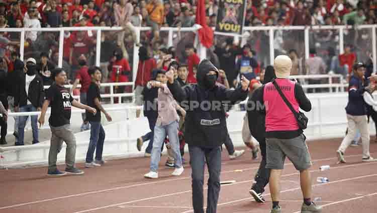 Salah satu suporter Timnas Indonesia dengan wajah tertutup sempat turun ke pinggir lapangan, Kamis (05/09/2019). Copyright: Herry Ibrahim/INDOSPORT