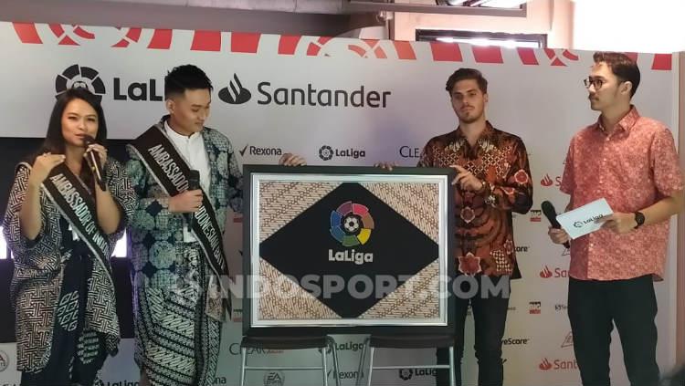 Rodrigo Gallego, Delegate of LaLiga Global Network Indonesia bersama Putra Putri Batik meresmikan musim baru LaLiga Spanyol.