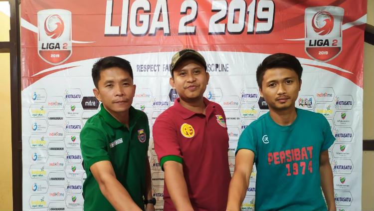 Pelatih Persibat Batang Bona Simanjuntak bersama Sandi Septian saat menghadiri sesi konferensi pers sebelum laga melawan Blitar Bandung United