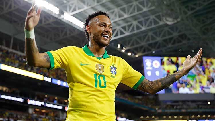 Selebrasi Neymar setelah memberi assist untuk gol Casemiro di laga kontra Kolombia. Copyright: Michael Reaves/Getty Images