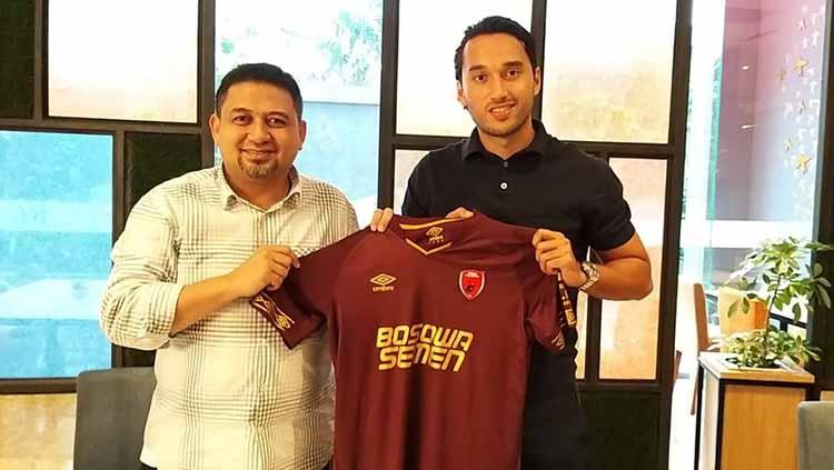 Ezra Walian saat diperkenalkan sebagai pemain baru PSM Makassar, Sabtu (07/09/19). - INDOSPORT