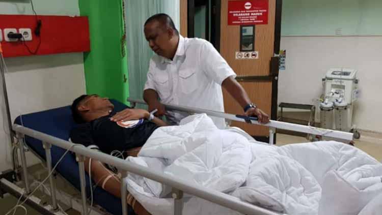 Kiper PSMS Medan, M. Choirun Nasirin saat dijenguk Manajer PSMS, Mulyadi Simatupang. Copyright: Istimewa