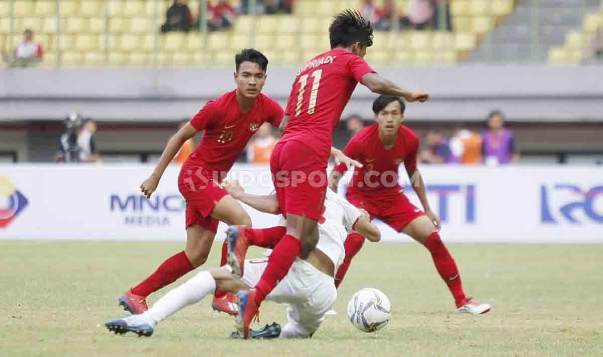 Pemain Iran dalam pengawasan ketat tiga pemain Timnas Indonesia U-19. Copyright: Herry Ibrahim/INDOSPORT