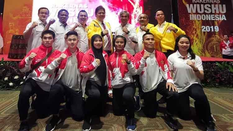 Ketua Pengprov WI Sumut, Darsen Song (berdiri tiga kiri) bersama Ketua KONI Sumut (berdiri tiga kanan) foto bersama dengan Ketum PB WI Airlangga Hartarto (berdiri tengah) dalam Rakernas WI 2019 beberapa waktu lalu. - INDOSPORT
