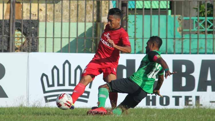Situasi pertandingan Madura FC vs PSBS Biak.