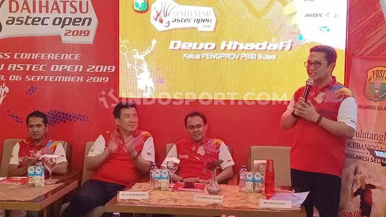 Ketua PBSI Sulsel, Devo Khaddafi (berdiri kanan) memberikan sambutan pada konferensi pers pembukaan Daihatsu Astec Open 2019 seri Makassar di Grind & Pull, Makassar, Jumat (6/9/19). - INDOSPORT