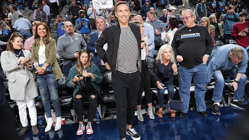 Steve Nash, legenda NBA yang sempat beradu skill basket dengan bintang Barcelona, Antoine Griezmann.