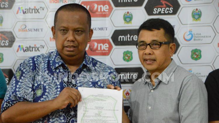 Penanggungjawab kPSMS Medan, Mulyadi Simatupang (kiri) saat memperkenalkan pelatih baru PSMS, Jafri Sastra (kanan), Minggu (8/9/19) sore
