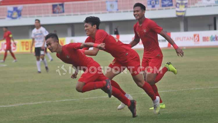 Gelandang Timnas U-22, Sani Rizki Fauzi berselebrasi usai mencetak gol ke gawang Bali United.