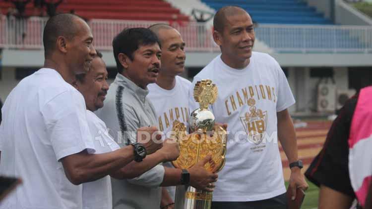 Pelatih Timnas Indonesia U-22, Indra Sjafri mengangkat trofi Trofeo HB X di Stadion Mandala Krida, Yogyakarta, Minggu (08/09/19).