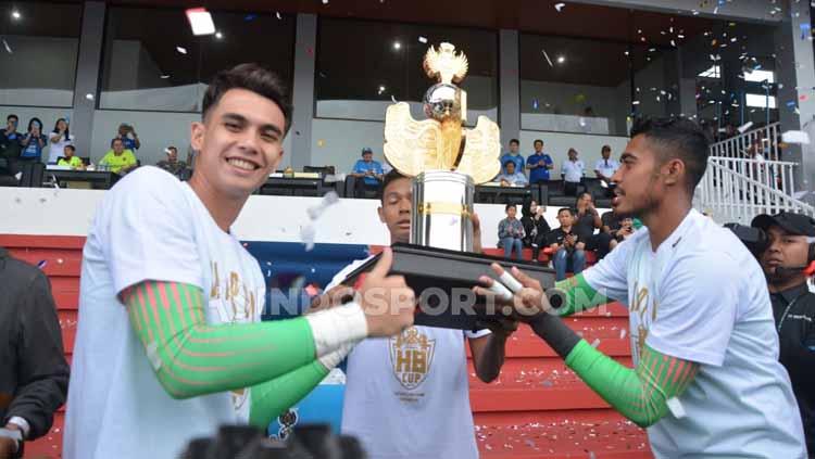 Para pemain Timnas Indonesia U-22 mengangkat trofi Trofeo HB X di Stadion Mandala Krida, Yogyakarta, Minggu (08/09/19). Mereka keluar sebagai juara.