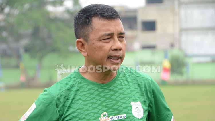 Jafri Sastra saat memimpin latihan perdana bersama PSMS Medan, di Stadion Kebun Bunga, Minggu (08/09/19) sore. - INDOSPORT