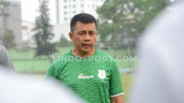 Jafri Sastra saat memimpin latihan perdana bersama PSMS Medan, di Stadion Kebun Bunga, Minggu (8/9/2019) sore.
