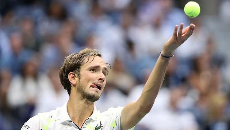 Daniil Medvedev melakukan servis di set ketiga dalam laga final AS Terbuka 2019 melawan Rafael Nadal.